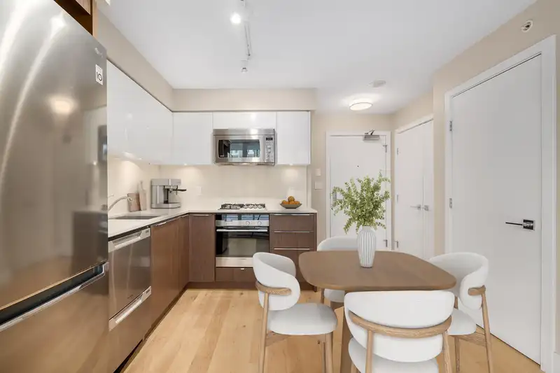 307 538 W 7TH AVENUE - photo 2 of 28