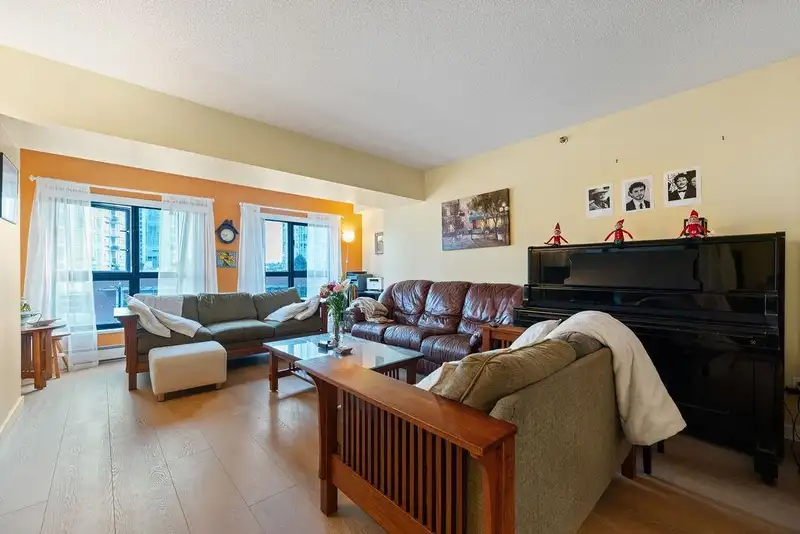 404 238 ALVIN NAROD MEWS - photo 2 of 36