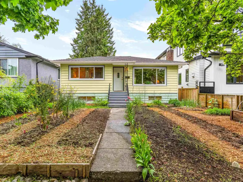 2578 E 15TH AVENUE - photo 4 of 32