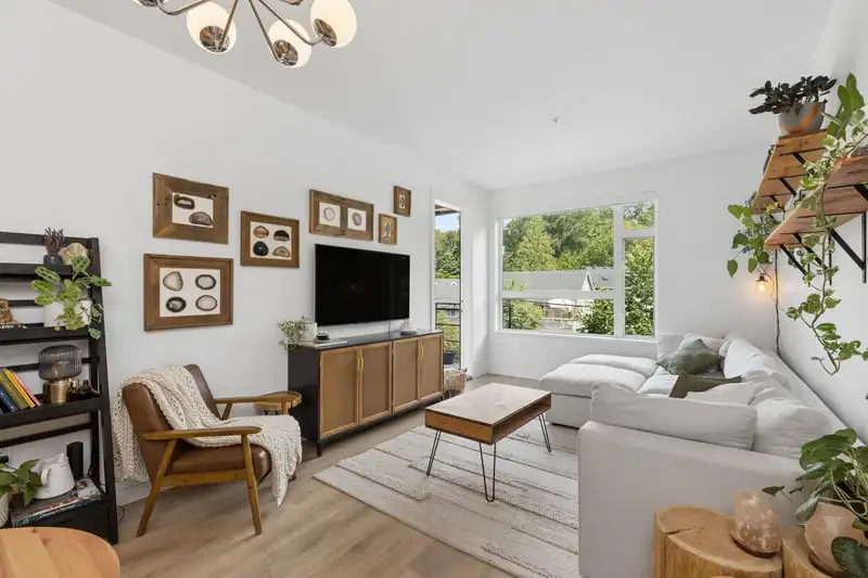209 715 W 15TH STREET - photo 4 of 40