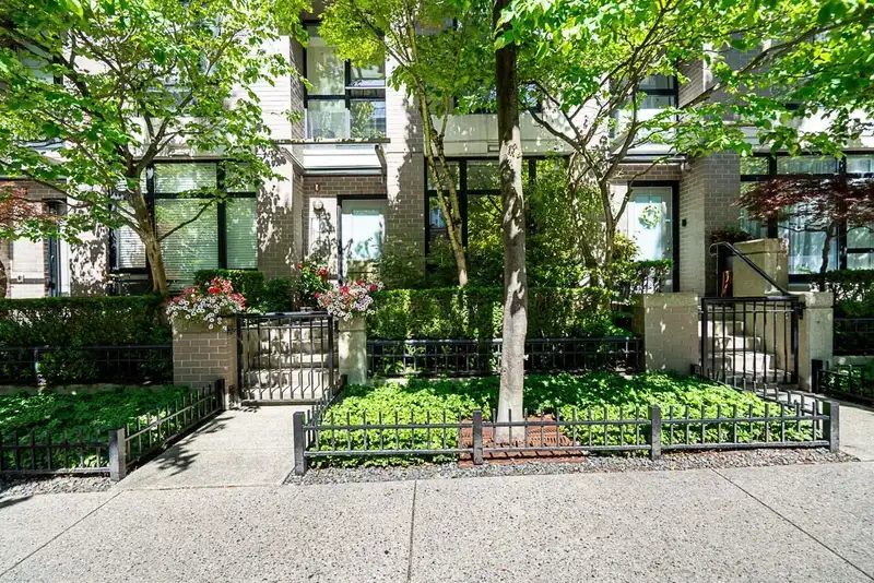 1261 RICHARDS STREET - photo 1 of 40