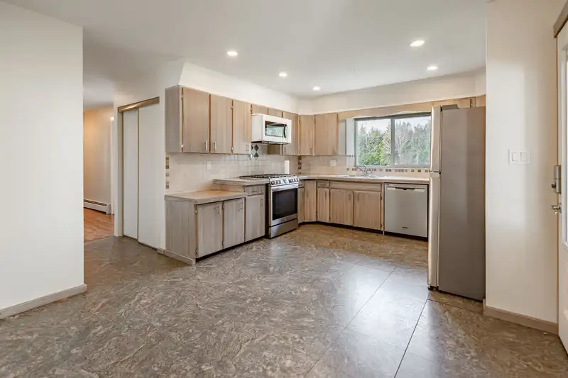 24114 56 AVENUE - photo 4 of 39