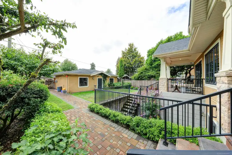 1922 W 44TH AVENUE - photo 4 of 36