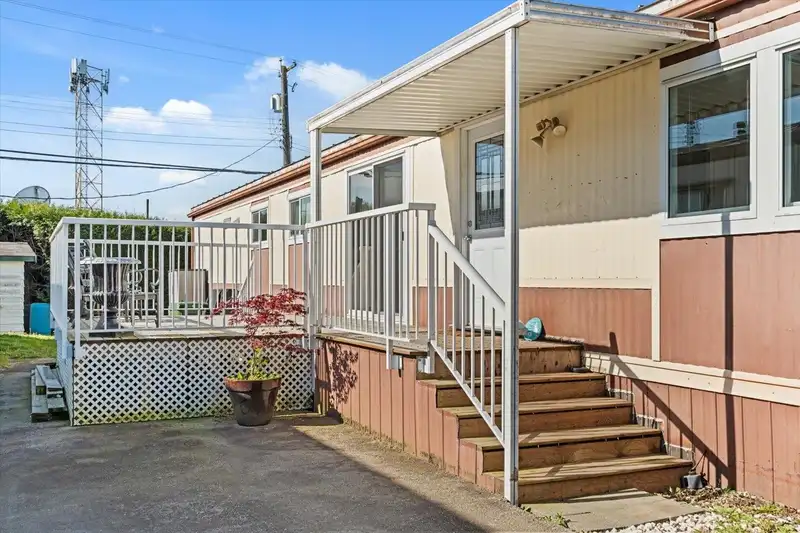 51 2035 MARTENS STREET - photo 2 of 13
