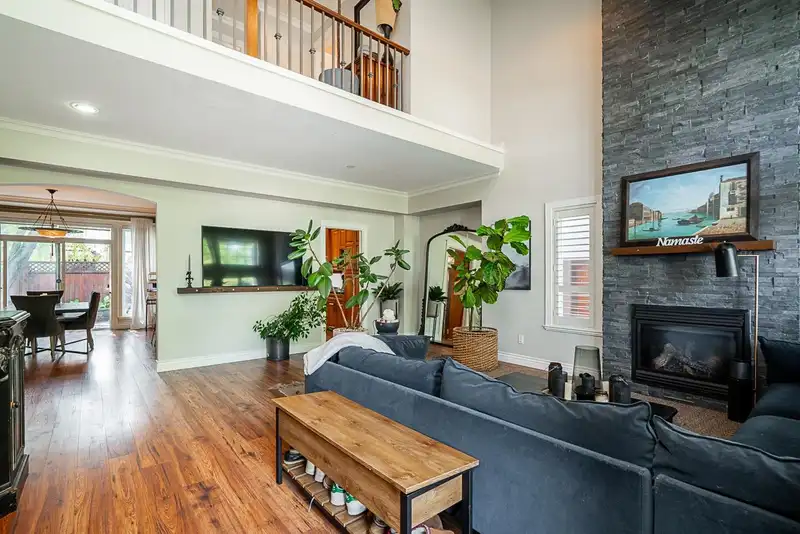 14936 35 AVENUE - photo 4 of 40