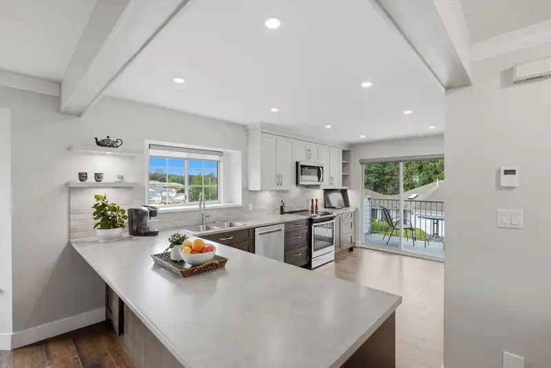 26 2988 HORN STREET - photo 3 of 33