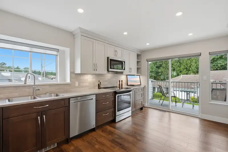 26 2988 HORN STREET - photo 4 of 33