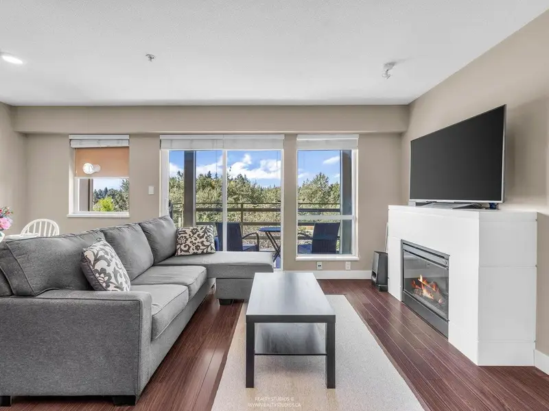 414 15735 CROYDON DRIVE - photo 3 of 25