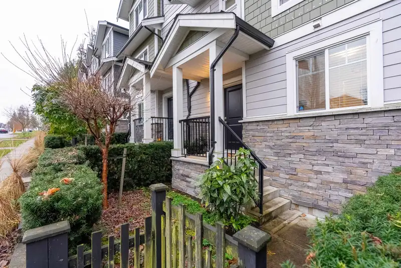 9 6188 141 STREET - photo 2 of 32