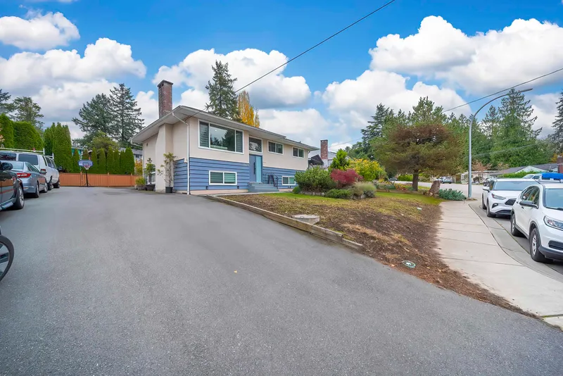 9476 DAWSON CRESCENT - photo 4 of 25