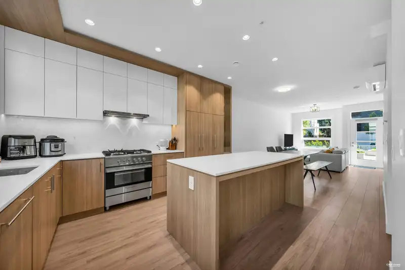 1205 6085 IRMIN STREET - photo 2 of 34