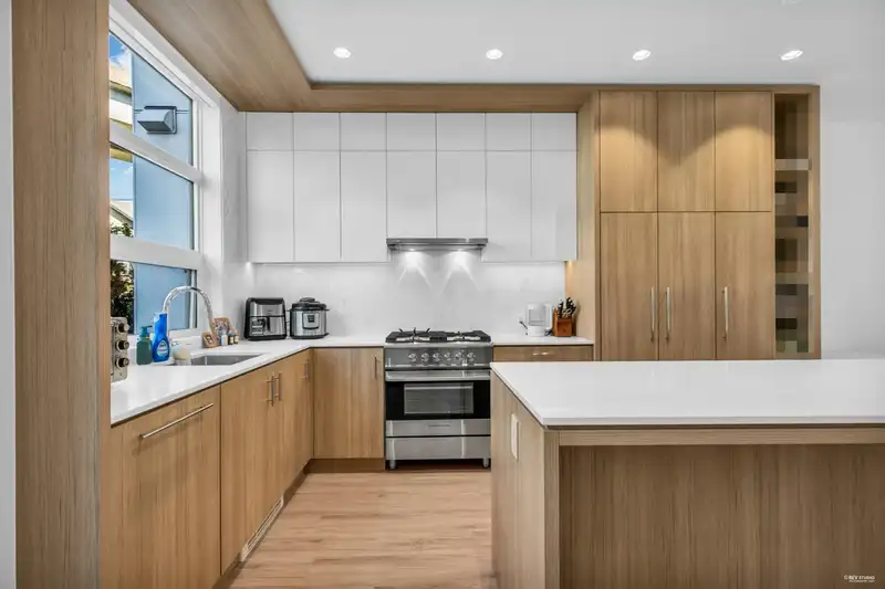 1205 6085 IRMIN STREET - photo 3 of 34