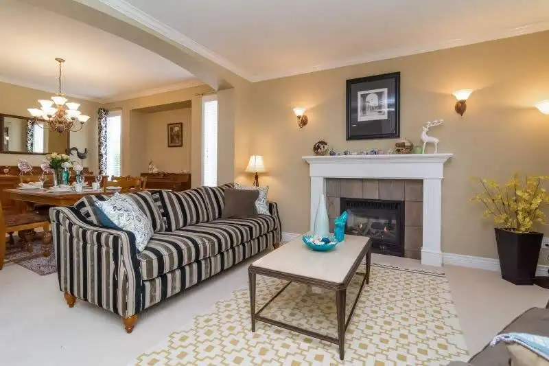 10672 164A STREET - photo 4 of 12
