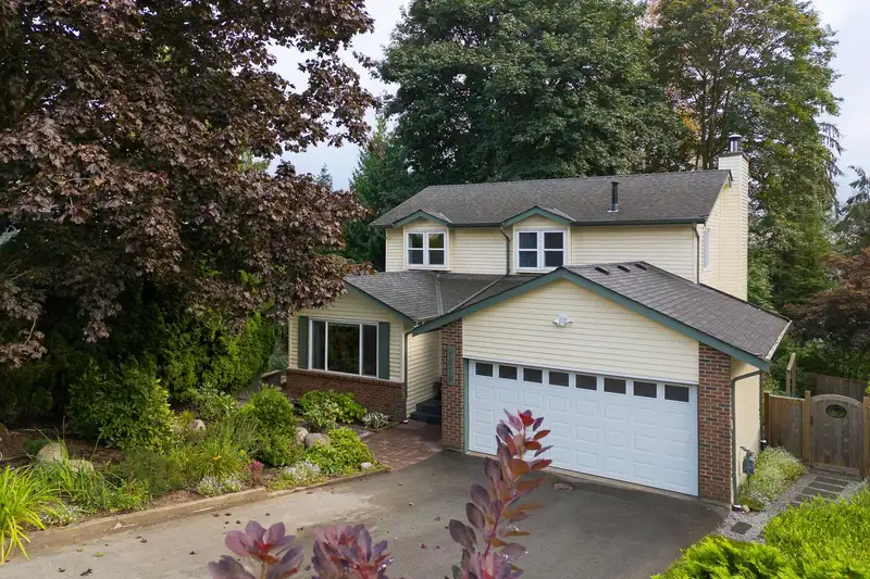 1010 ALPINE PLACE - photo 2 of 37