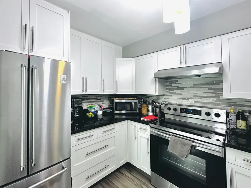 203 650 MOBERLY ROAD - photo 3 of 11