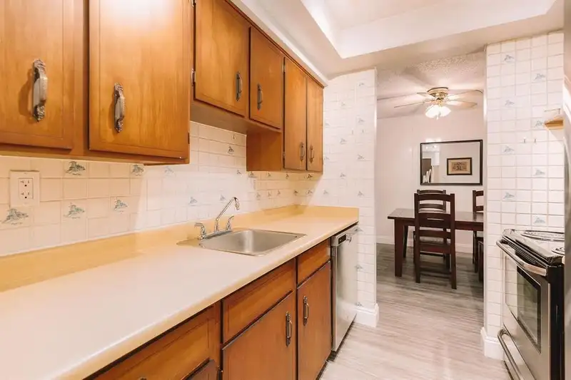206 410 AGNES STREET - photo 4 of 8