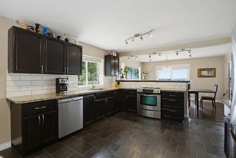 31861 BENCH AVENUE - photo 4 of 40