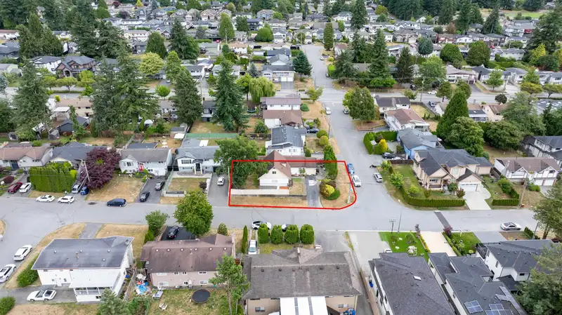 11565 77A AVENUE - photo 4 of 9