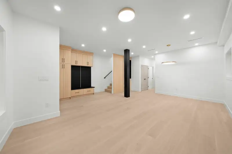 5628 CHAFFEY AVENUE - photo 4 of 40