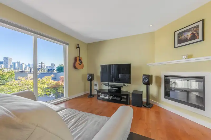 1362 W 7TH AVENUE - photo 2 of 29