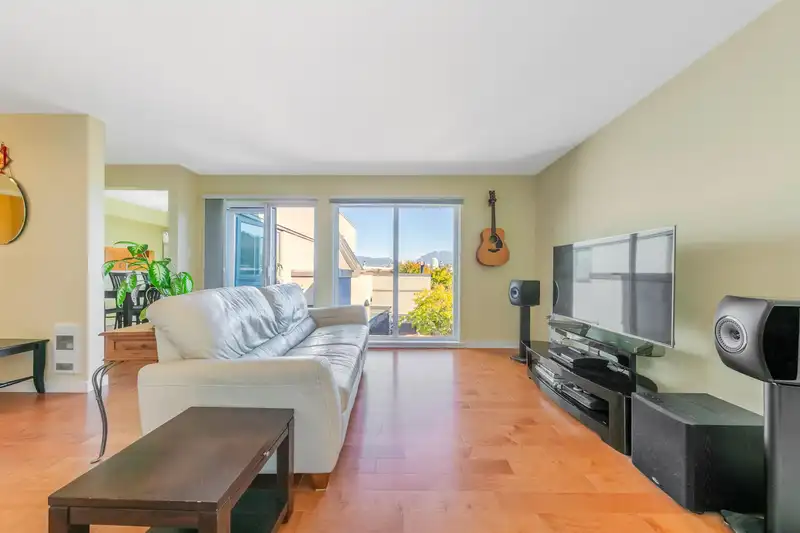 1362 W 7TH AVENUE - photo 4 of 29