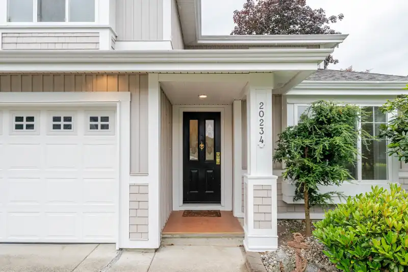 20234 93A AVENUE - photo 4 of 37