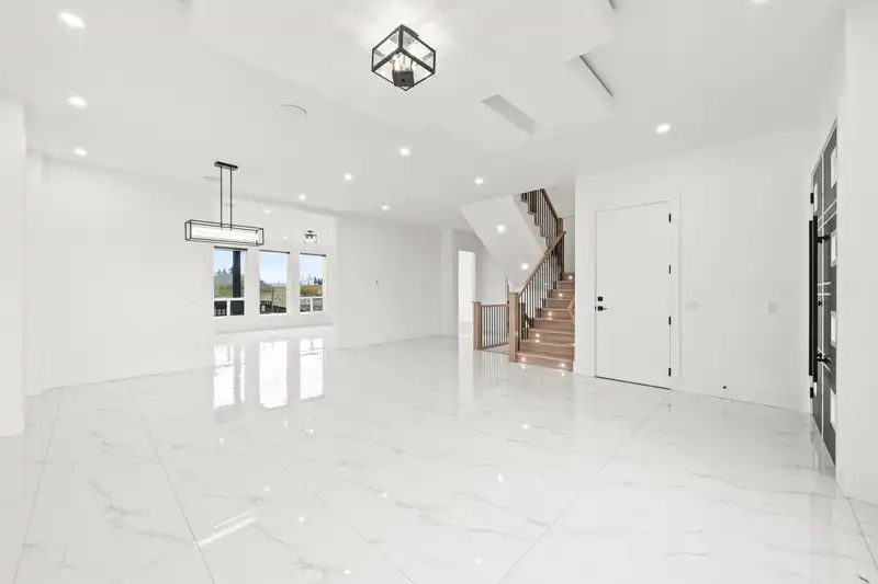 2540 TERMINAL COURT - photo 4 of 40