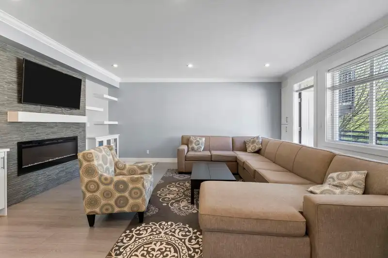15 6055 138 STREET - photo 4 of 33