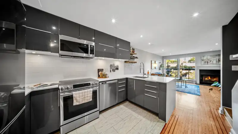 17 1345 W 4TH AVENUE - photo 4 of 40