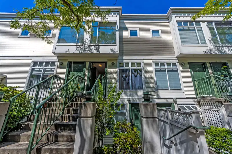 303 3727 W 10TH AVENUE - photo 4 of 37