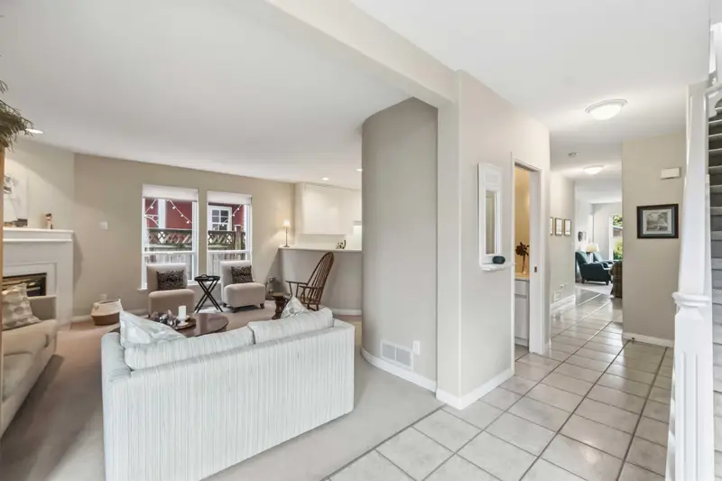 886 LEE STREET - photo 3 of 25