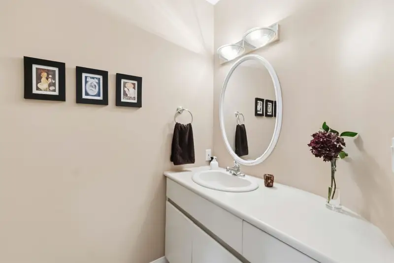 886 LEE STREET - photo 4 of 25