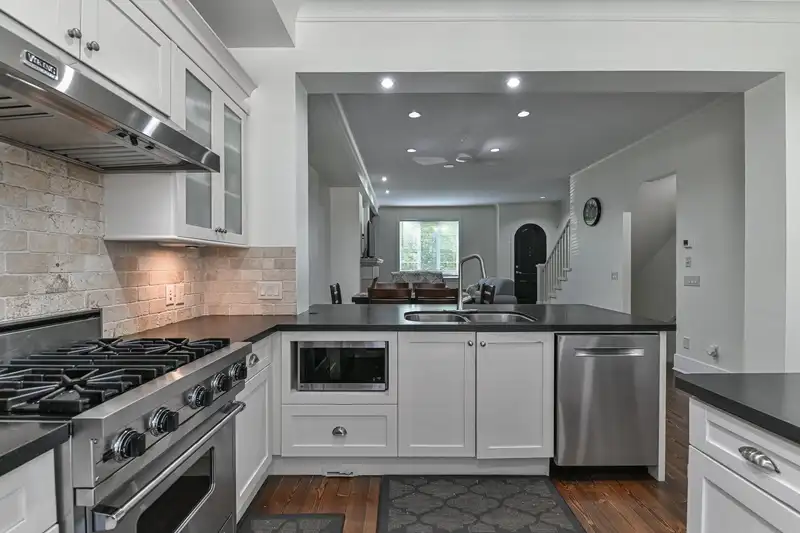 103 2580 LANGDON STREET - photo 2 of 34