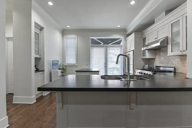 103 2580 LANGDON STREET - photo 4 of 34