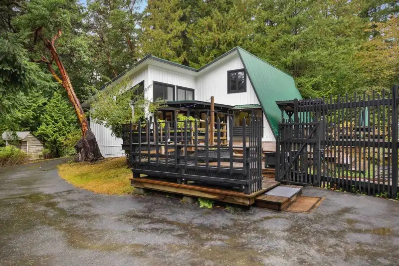 505 BAYVIEW DRIVE - photo 1 of 35
