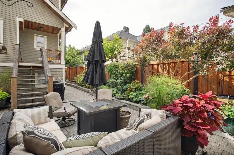 1371 E 20TH AVENUE - photo 2 of 33
