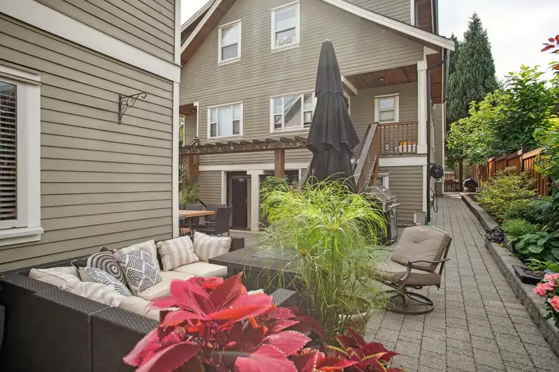 1371 E 20TH AVENUE - photo 3 of 33