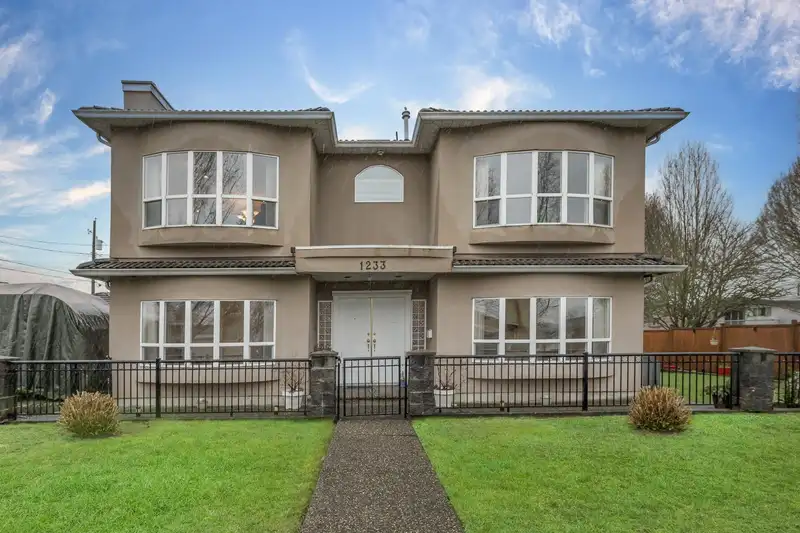 1233 RUPERT STREET - photo 1 of 27