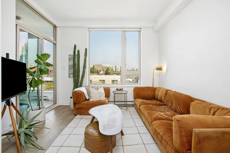 308 688 E 17TH AVENUE - photo 3 of 15