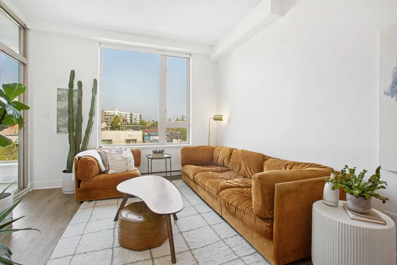 308 688 E 17TH AVENUE - photo 4 of 15