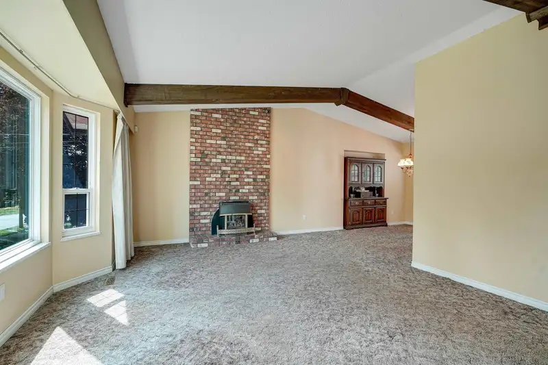 14885 92 AVENUE - photo 2 of 40