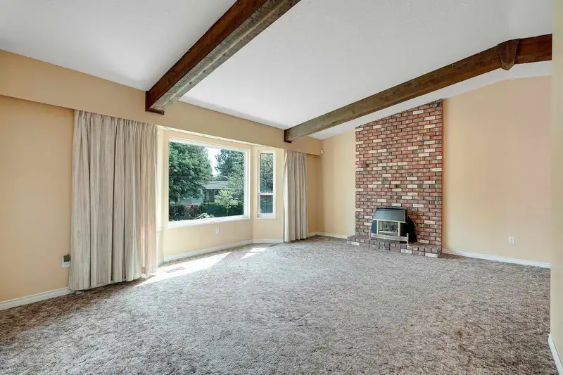 14885 92 AVENUE - photo 3 of 40