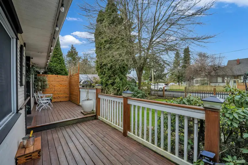 2240 DOUGLAS CRESCENT - photo 3 of 40