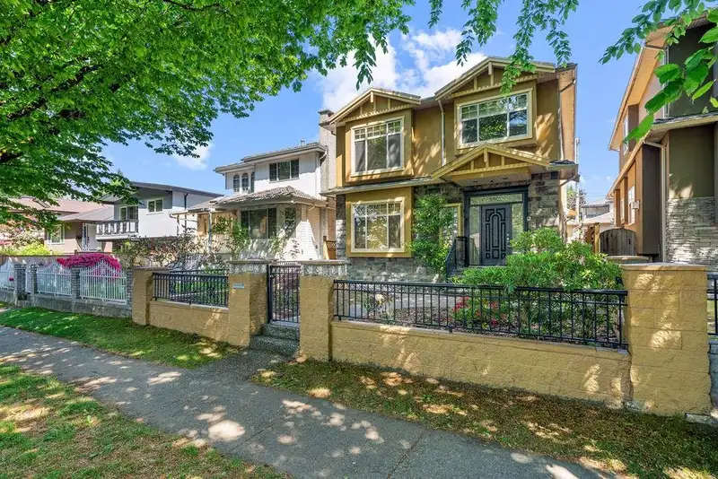 5388 SHERBROOKE STREET - photo 3 of 39