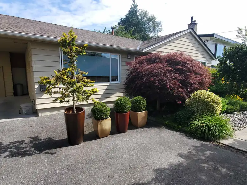 5499 CHESTNUT CRESCENT - photo 1 of 39