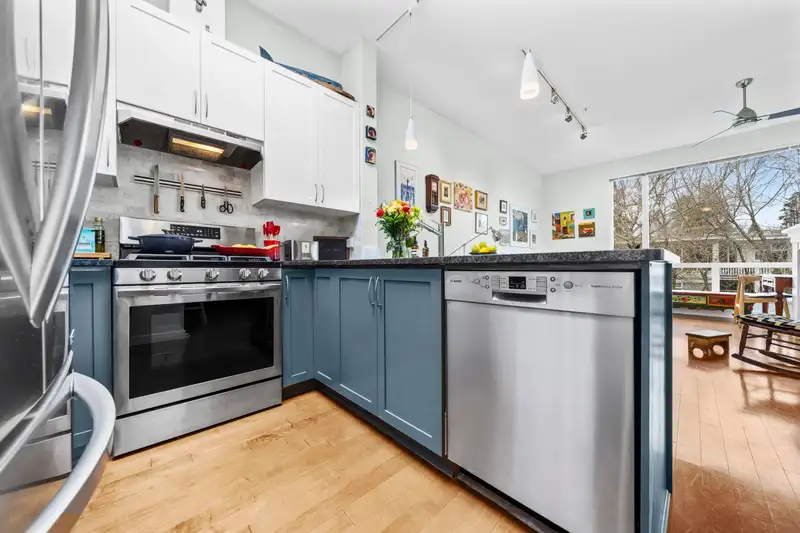 410 1858 W 5TH AVENUE - photo 3 of 40