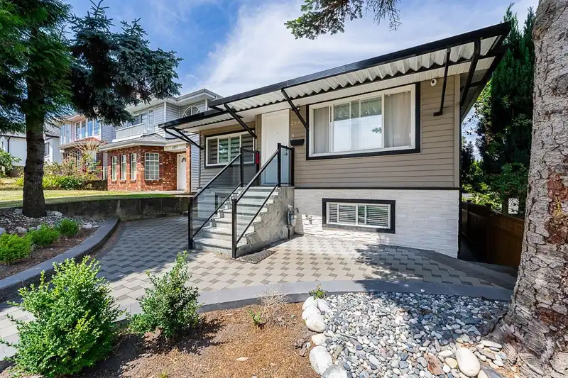 2843 E 5TH AVENUE - photo 2 of 39