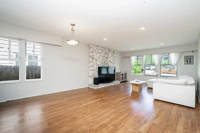 3112 DUNKIRK AVENUE - photo 4 of 32