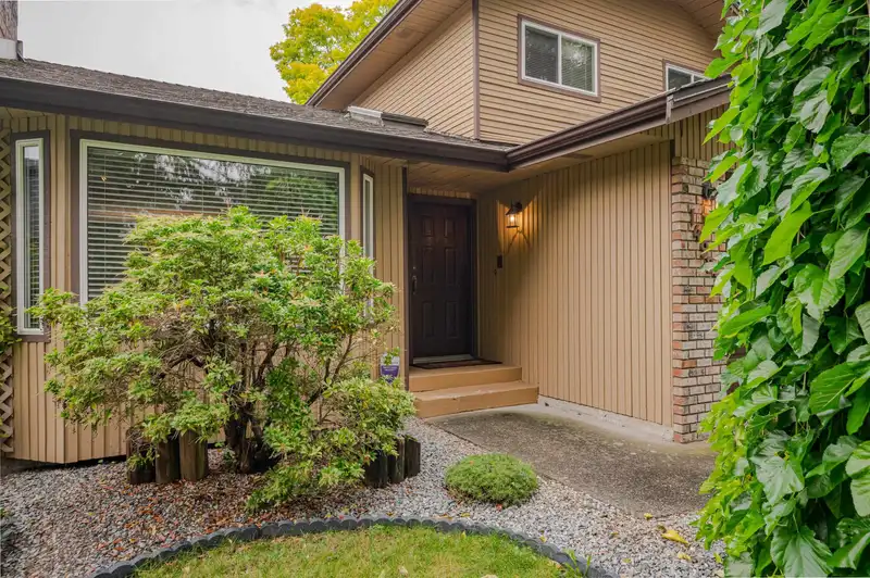 14923 94 AVENUE - photo 4 of 40