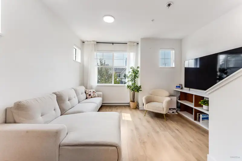 109 707 ROBINSON STREET - photo 1 of 32